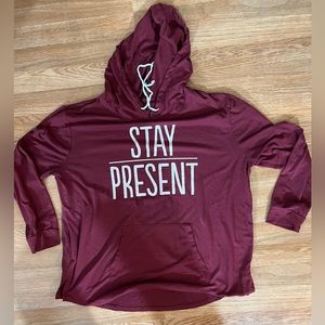 Peaceful Warrior Women’s Lightweight Hooded Stay Present  Shirt Sz L Burgundy